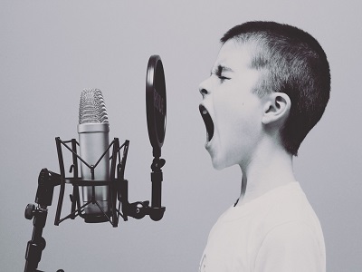 pixabay Junge vor Mikrofon