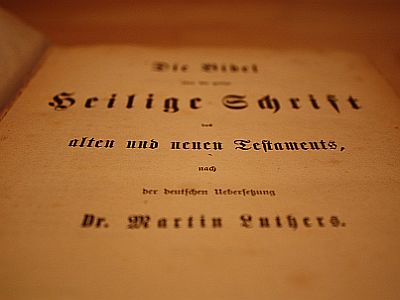 Dass Martin Luther dafür sorgte, dass jeder die Bibel in Deutsch lesen konnte, ist auch 500 Jahre später noch ein Grund zum Feiern.