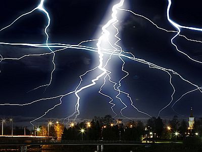 Blitz und Donner sind gefährlich.