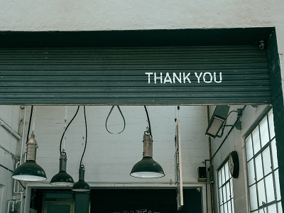 pixabay Lampen - an der Wand die Aufschrift ´Thank you´
