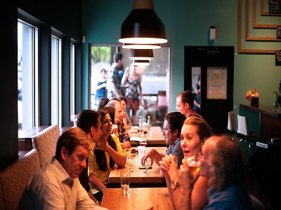 menschen essen im restaurant