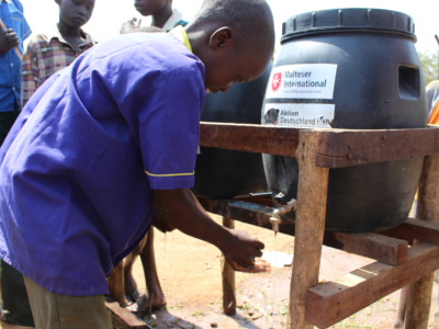 Foto: An Schulen im Südsudan verteilt Malteser International Essen und Trinkwasser. Foto: Malteser International