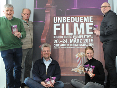 Gemeinsam präsentierten sie das diesjährige Programm des zehnten Kirchlichen Filmfestivals Recklinghausen: Pastoralreferent Joachim van Eickels, Pfarrer Harald Wagner, Marc Gutzeit, Geschäftsführer des Kreisdeka-natsbüros Recklinghausen, Julia Borries vom