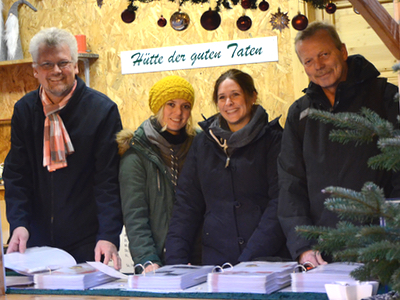 Marc Gutzeit (links) und Hans Spiza (rechts) vom Kreisdekanatsbüro Recklinghausen besuchen Sara Töpper (2. von links) und Katrin Rohkemper, Lehrerinnen an der Raphael-Schule, in der Hütte der guten Taten. Foto: Bischöfliche Pressestelle/Michaela Kiepe