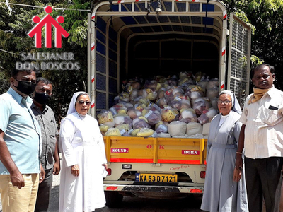 Foto: In der südindischen Stadt Bangalore verteilt Don Bosco Hilfspakete für Arme / Don Bosco Mission