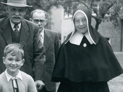 Schwester Laudeberta van Hal (1887-1971) im Kreis ihrer Familie im Garten in Marienthal; Foto: LWL-Medienzentrum für Westfalen