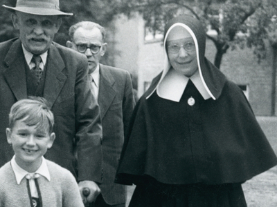 Schwester Laudeberta van Hal (1887-1971) im Kreis ihrer Familie im Garten in Marienthal; Foto: LWL-Medienzentrum für Westfalen Schwester Laudeberta van Hal (1887-1971) im Kreis ihrer Familie im Garten in Marienthal; Foto: LWL-Medienzentrum für Westfalen