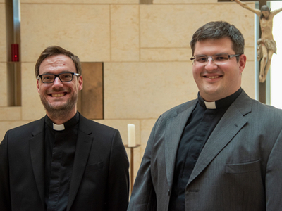 Die beiden Diakone Patrick Vitt aus Netphen und Philipp Neumann aus Gronau (r.) werden heute im Paderborner Dom zu Priestern geweiht. Foto: Thomas Throenle / Erzbistum Pa-derborn