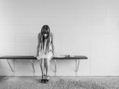 pixabay Junge Frau sitzt auf Bank