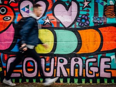 Graffiti-Schriftzug mit dem Wort Courage