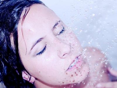 junge Frau unter der Dusche