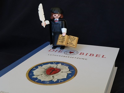 Playmobil-Luther auf Bibel