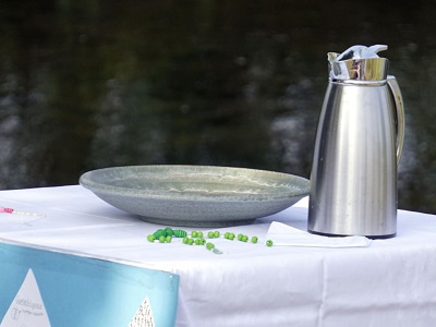 www.mlkw.de Schale und Kanne mit Wasser im Hintergrund