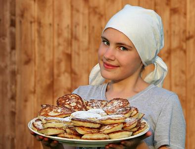 Bäckerin mit Kuchentablett