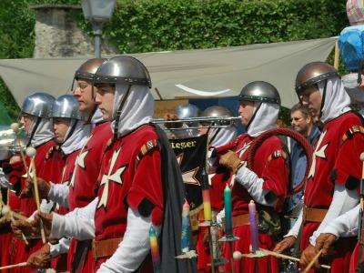 Laiendarsteller in alten Uniformen des Malteserordens