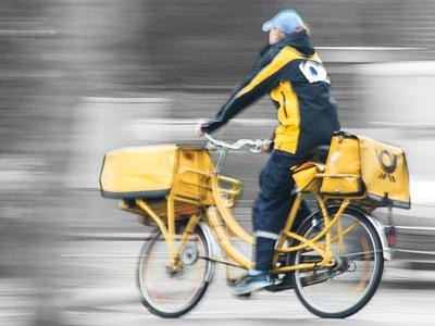 Postbote auf dem Fahrrad