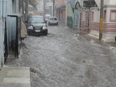 Autos versinken auf einer überfluteten Straße im Wasser 