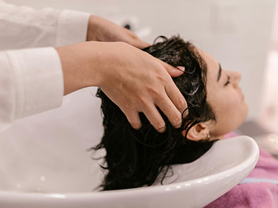 Einer jungen Frau werden beim Friseur die Haare gewaschen, vielleicht gibt es auch eine Kopfmassage. Solche Nähe kann guttun. Selbst von Fremden. Foto (c): Pexels Einer jungen Frau werden beim Friseur die Haare gewaschen, vielleicht gibt es auch eine Kopfmassage. Solche Nähe kann guttun. Selbst von Fremden. Foto (c): Pexels