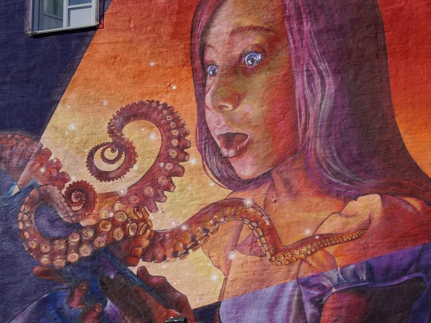Graffiti auf einer Wand. Ein Mädchen bestaunt einen Oktopus. (c) Pixabay Graffiti auf einer Wand. Ein Mädchen bestaunt einen Oktopus. (c) Pixabay