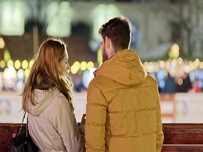 Mann und Frau unterhalten sich