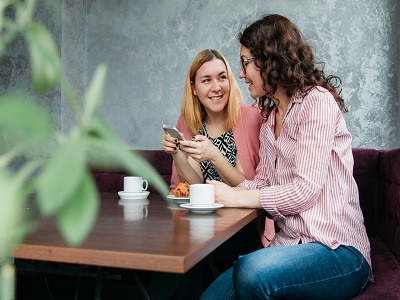 Zwei Frauen unterhalten sich