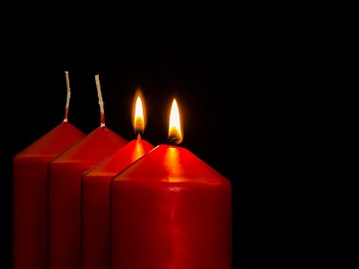 Zwei Kerzen am Adventskranz brennen