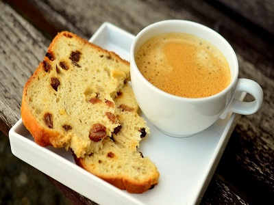 Ein Kaffee und ein Stück Kuchen