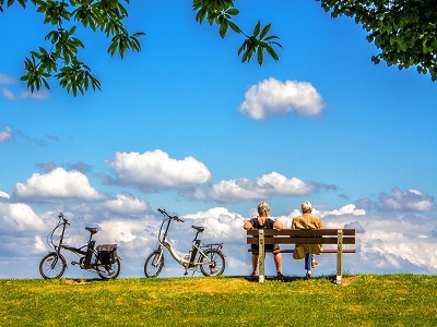 Ein Paar macht Pause auf einer Bank