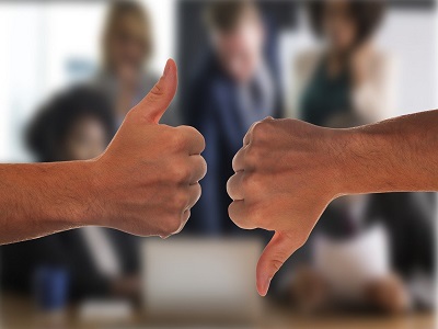 pixabay Zwei Hände gegenüber - einmal Daumen hoch einmal Daumen runter