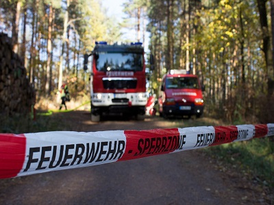 Absperrband und Feuerehrwagen im Hintergrund