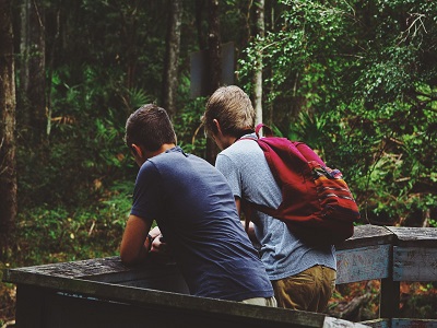 zwei freunde in der natur