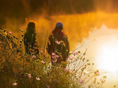 Zwei Frauen in der Natur