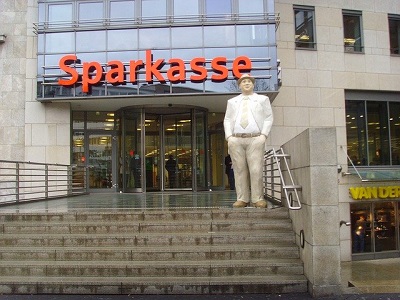 Statue vor einer Bank