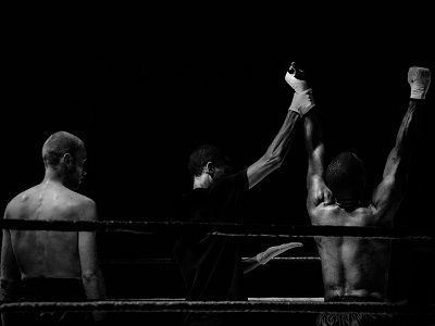 pixabay Zwei Boxer mit Ringrichter
