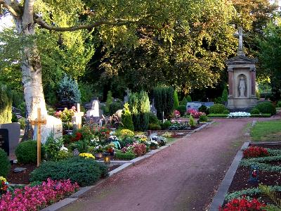 Weg auf einem Friedhof