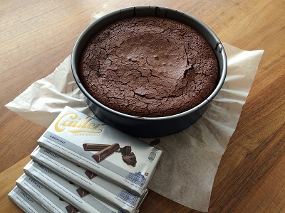 Schokoladenkuchen in einer Backform