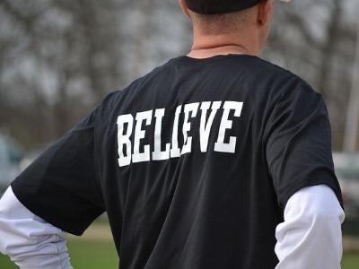 T-Shirt mit Aufdruck 'Believe'