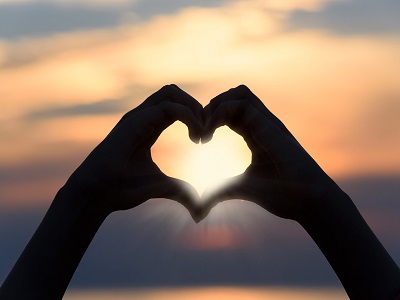 pixabay Zwei Hände formen ein Herz