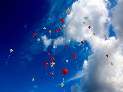 Herzenballons steigen in den Himmel