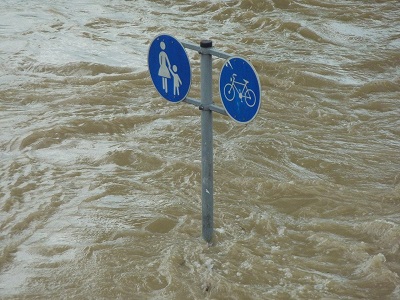 Verkehrsschild ragt aus dem Wasser