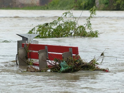 Parkbank im Hochwasser