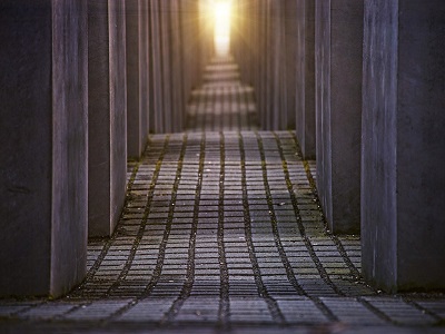 Gang im Holocaustmahnmal in Berlin