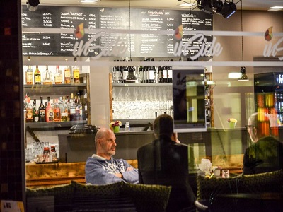 Menschen im Cafe inSide in Köln