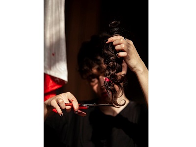 pixabay Frau hält ihre Haare in die Kamera