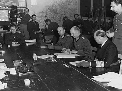 Autor unbekannt - Franklin D. Roosevelt Library (httpswww.archives.gov) Unterzeichnung der bedingungslosen Kapitulation
