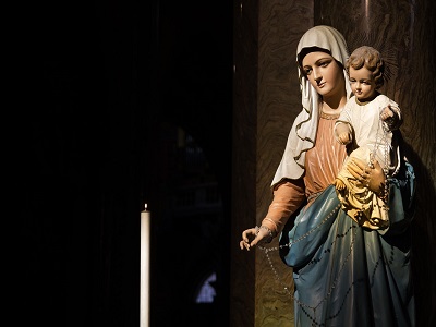Eine Figur der Maria hält Jesus auf dem Arm