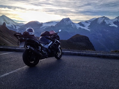 Motorrad vor Berg