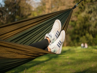 Turnschuhe schauen aus der Hängematte