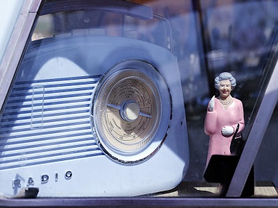 Die Queen neben einem Radio