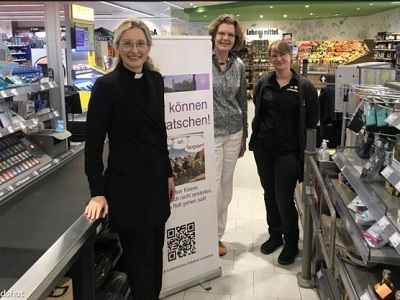 Pfarrerin Nina Lubomierski und Dekanin Christiane von Hofacker an der Supermarktkasse